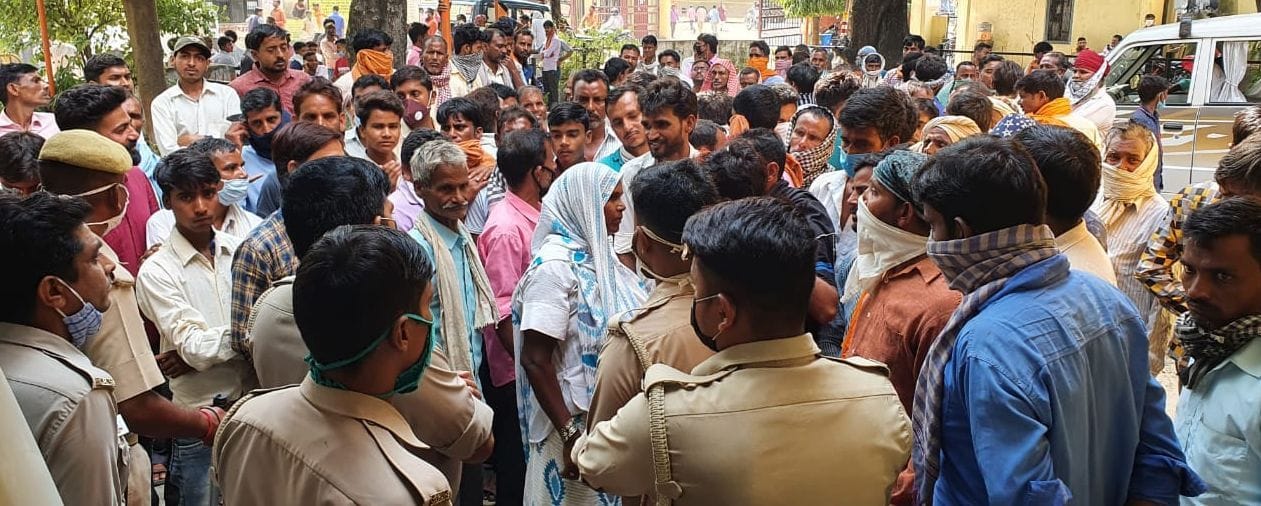 मंडी सचिव कार्यालय के बाहर जमा किसानों की भीड़ और शांत कराने को खड़ी पुलिस। मंडी सचिव कार्यालय के बाहर जमा किसानों की भीड़ और शांत कराने को खड़ी पुलिस।