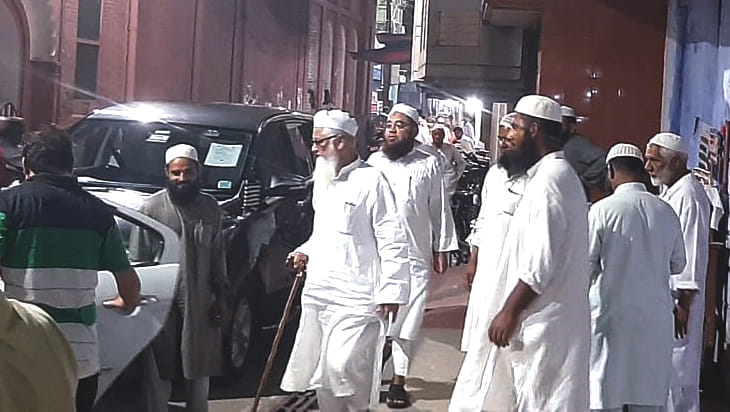 देर रात्रि मजलिस-ए-शूरा की बैठक से बाहर निकलते दारुल उलूम के मोहतमिम मौलाना अबुल कासिम नोमानी देर रात्रि मजलिस-ए-शूरा की बैठक से बाहर निकलते दारुल उलूम के मोहतमिम मौलाना अबुल कासिम नोमानी