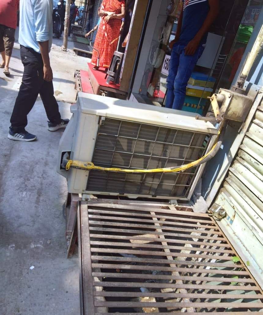 तिलक रोड पर नाली के ऊपर रखा एसी यूनिट। तिलक रोड पर नाली के ऊपर रखा एसी यूनिट।