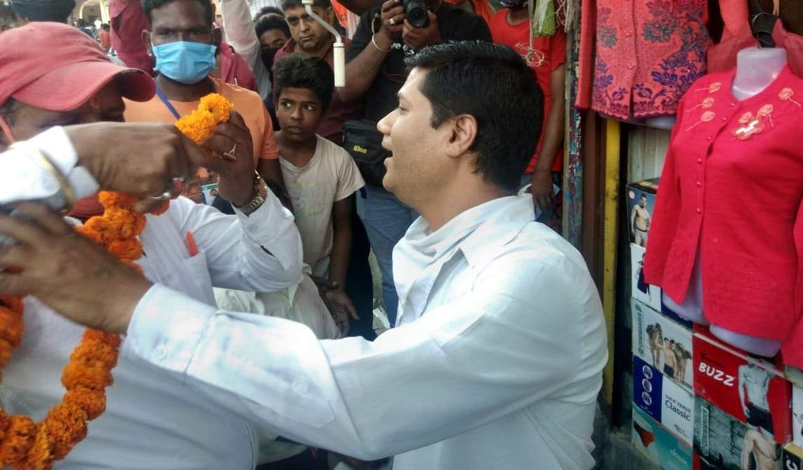 क्षेत्र रोड पर व्यापारी को फूलमाला पहनाती निगम की टीम। क्षेत्र रोड पर व्यापारी को फूलमाला पहनाती निगम की टीम।