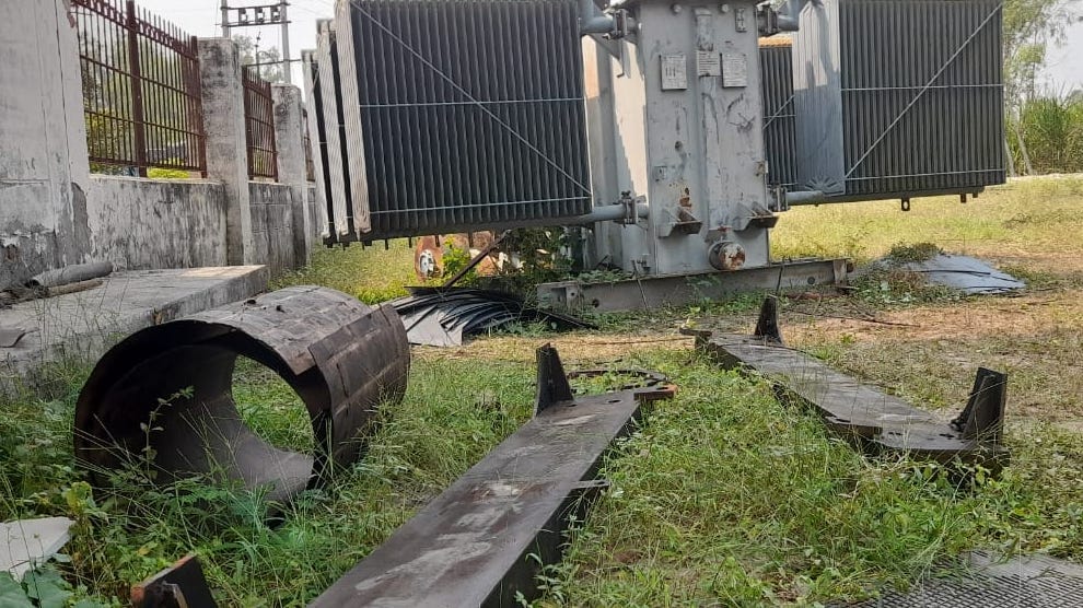 जलालाबाद क्षेत्र के गांव अंबेहटा याकूबपुर बिजली घर में डकैती के बाद बिखरा पडा सामान जलालाबाद क्षेत्र के गांव अंबेहटा याकूबपुर बिजली घर में डकैती के बाद बिखरा पडा सामान