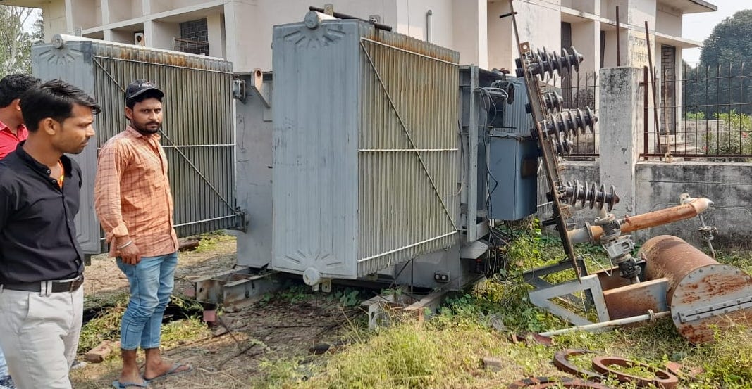 जलालाब2द क्षेत्र के गांव अंबेहटा याकूबपुर बिजली घर में डकैती के बाद क्षंतीग्रस्त ट्रांसफारमर जलालाब2द क्षेत्र के गांव अंबेहटा याकूबपुर बिजली घर में डकैती के बाद क्षंतीग्रस्त ट्रांसफारमर