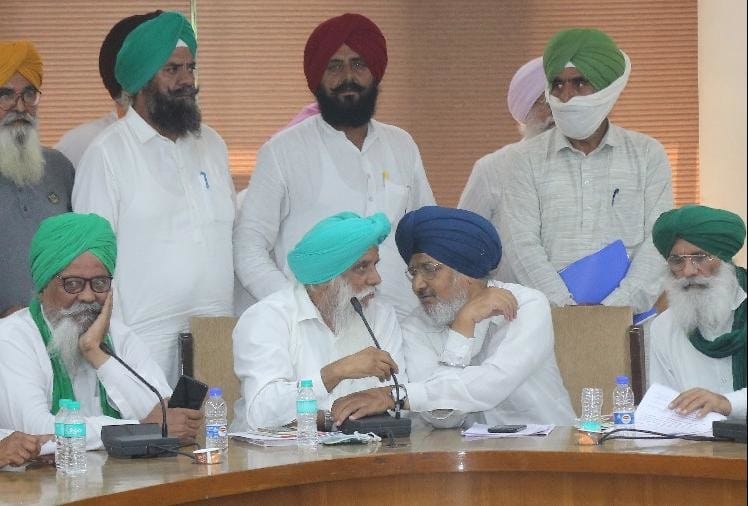 केंद्र के साथ वार्ता विफल होने पर सियासत  गर्म,  किसान यूनियनों में खासा रोष
