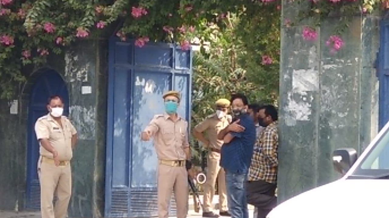 सहारनपुर- गांव मिर्जापुर में बसपा के पूर्व एमएलसी के मकान पर ईडी की टीम के पहुंचने पर तैनात स्थान?