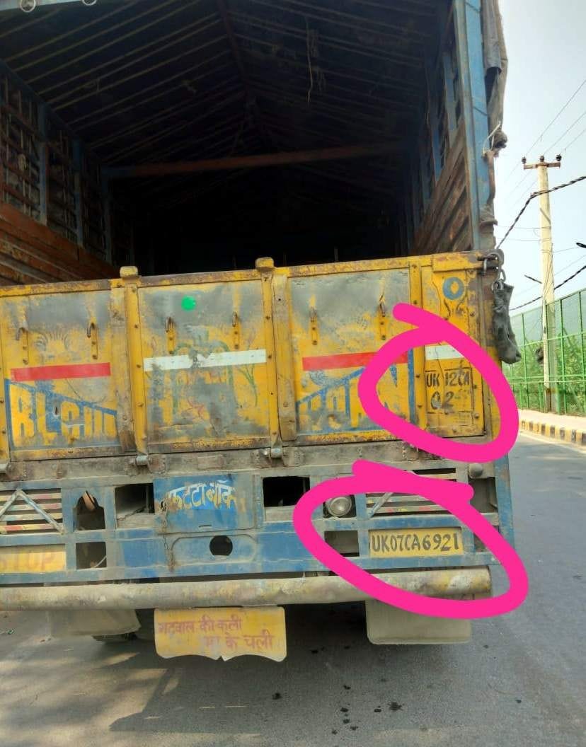 सड़क पर दौड़ता दो नंबर प्लेटों वाला ट्रक। सड़क पर दौड़ता दो नंबर प्लेटों वाला ट्रक।