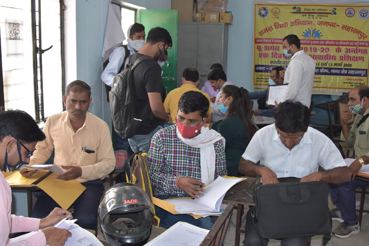 नुमाइशकैंप में यूआरसी में कांउसलिंग के लिये पहुंचे शिक्षक नुमाइशकैंप में यूआरसी में कांउसलिंग के लिये पहुंचे शिक्षक
