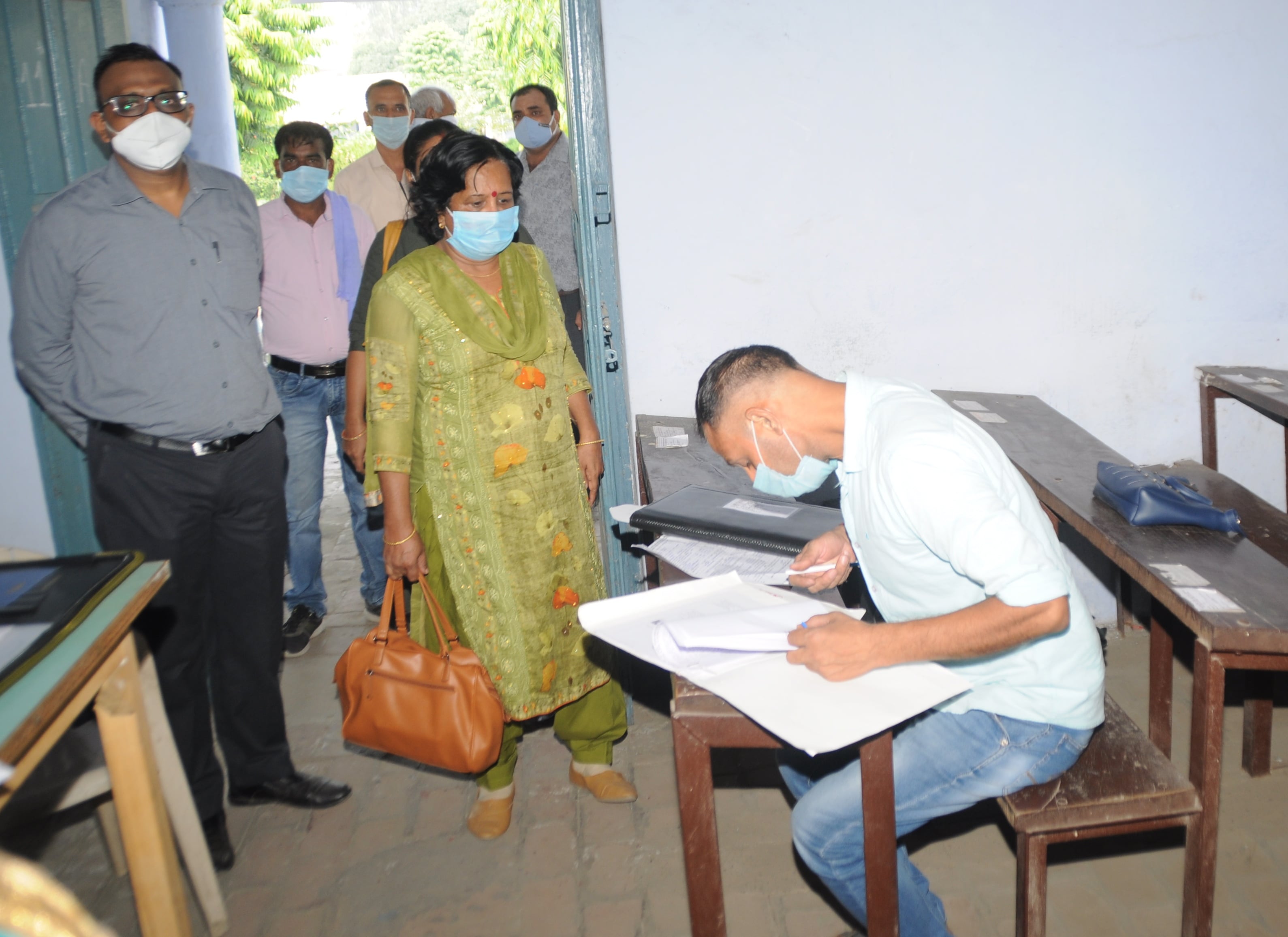 शामली के आरके इंटर कॉलेज में काउंसिलिंग के दौरान निरीक्षण करतीं बीएसए गीता वर्मा। शामली के आरके इंटर कॉलेज में काउंसिलिंग के दौरान निरीक्षण करतीं बीएसए गीता वर्मा।