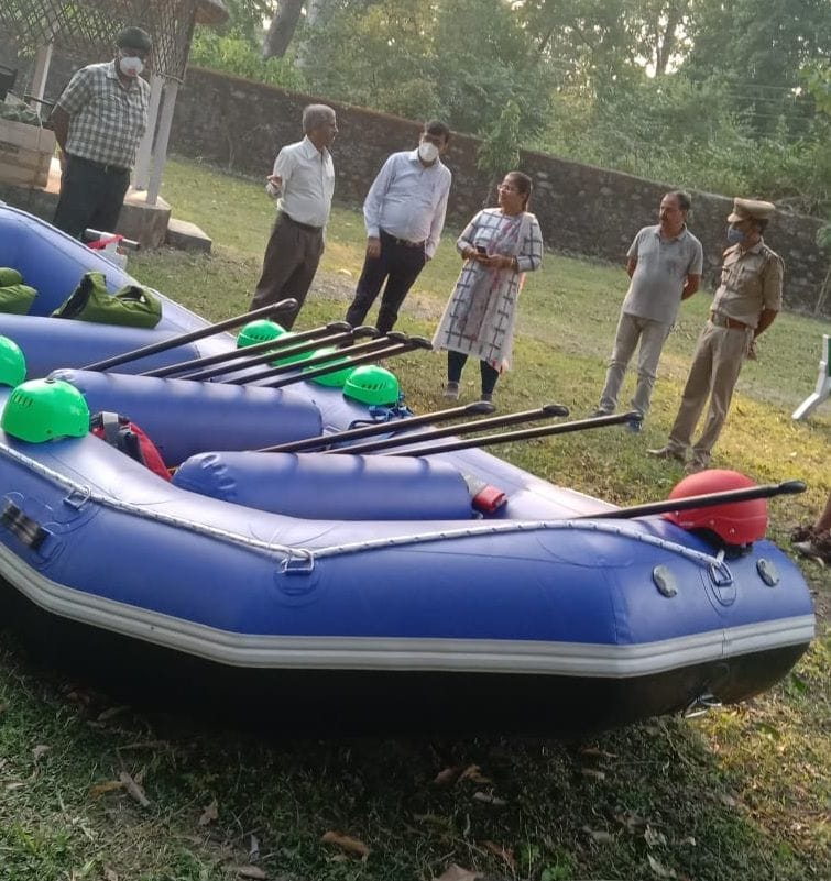 शारदा नदी पार कर नेपाल से लगे जंगलों की सुरक्षा में गश्त के लिए विभाग द्वारा दी गई राफ्ट भेंट करती 