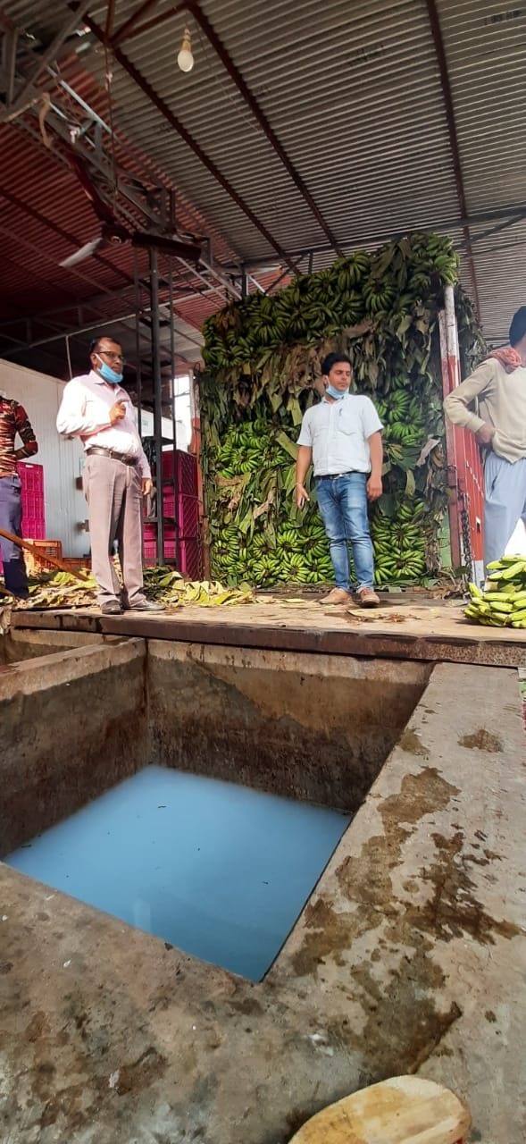 केला पकाने के लिए प्रयोग किए जाने वाले टैंक को देखते हुए खाद्य विभाग के अधिकारी। केला पकाने के लिए प्रयोग किए जाने वाले टैंक को देखते हुए खाद्य विभाग के अधिकारी।