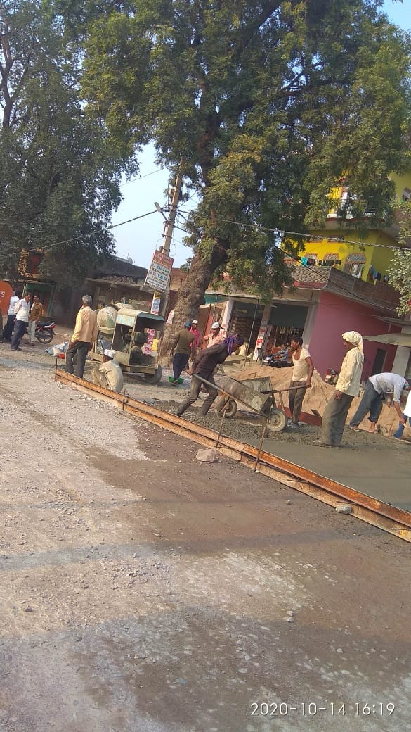कैप्सन - सड़क पर चलता निर्माण कार्य कैप्सन - सड़क पर चलता निर्माण कार्य