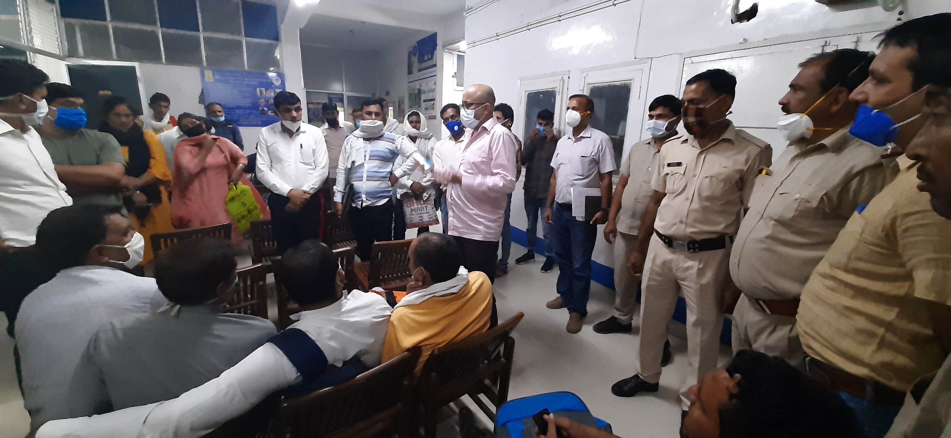 चयनिय पीटीआई को समझाते सिविल सर्जन डॉ. मनजीत सिंह।