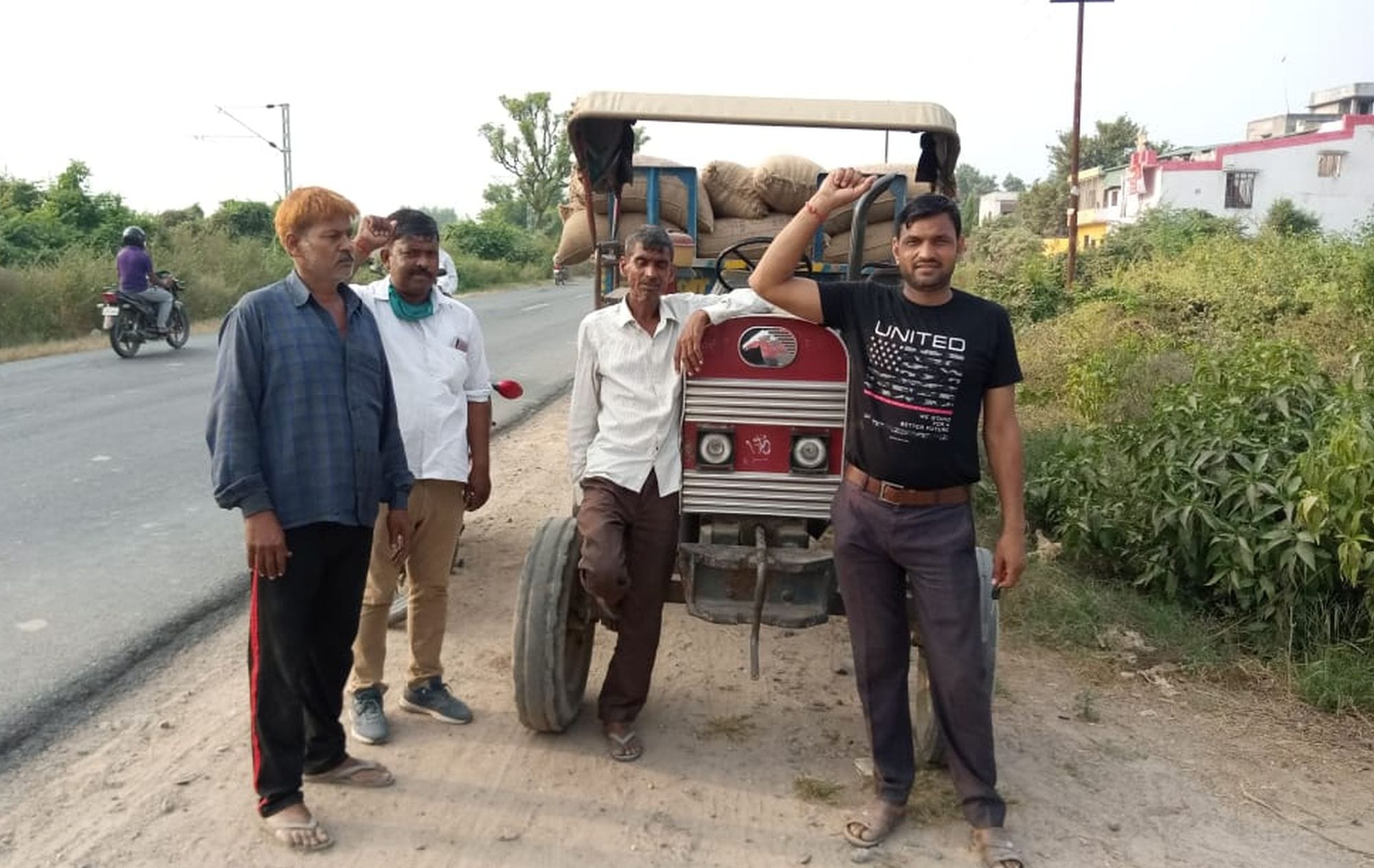 धान बिक्री न होने पर केंद्र के बाहर ट्रैक्टर खड़ा कर विरोध जताते भाजपा मंडल अध्यक्ष व अन्य किसान