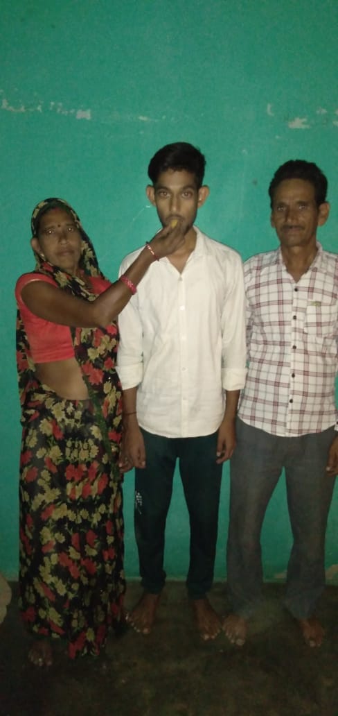 यूपीएसईई में 16वीं रैंक पाने वाले सौरभ झा अपने माता-पिता के साथ खुशी मनाते हुए। यूपीएसईई में 16वीं रैंक पाने वाले सौरभ झा अपने माता-पिता के साथ खुशी मनाते हुए।