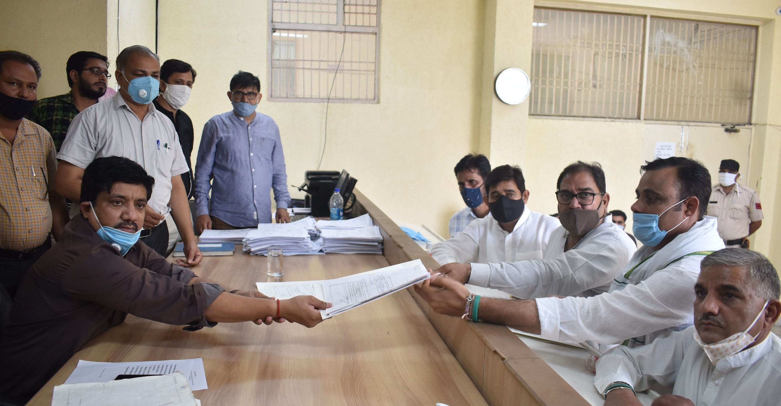 इनेलो प्रत्याशी जोगेंद्र मलिक का नामांकन कराते विधायक अभय चौटाला