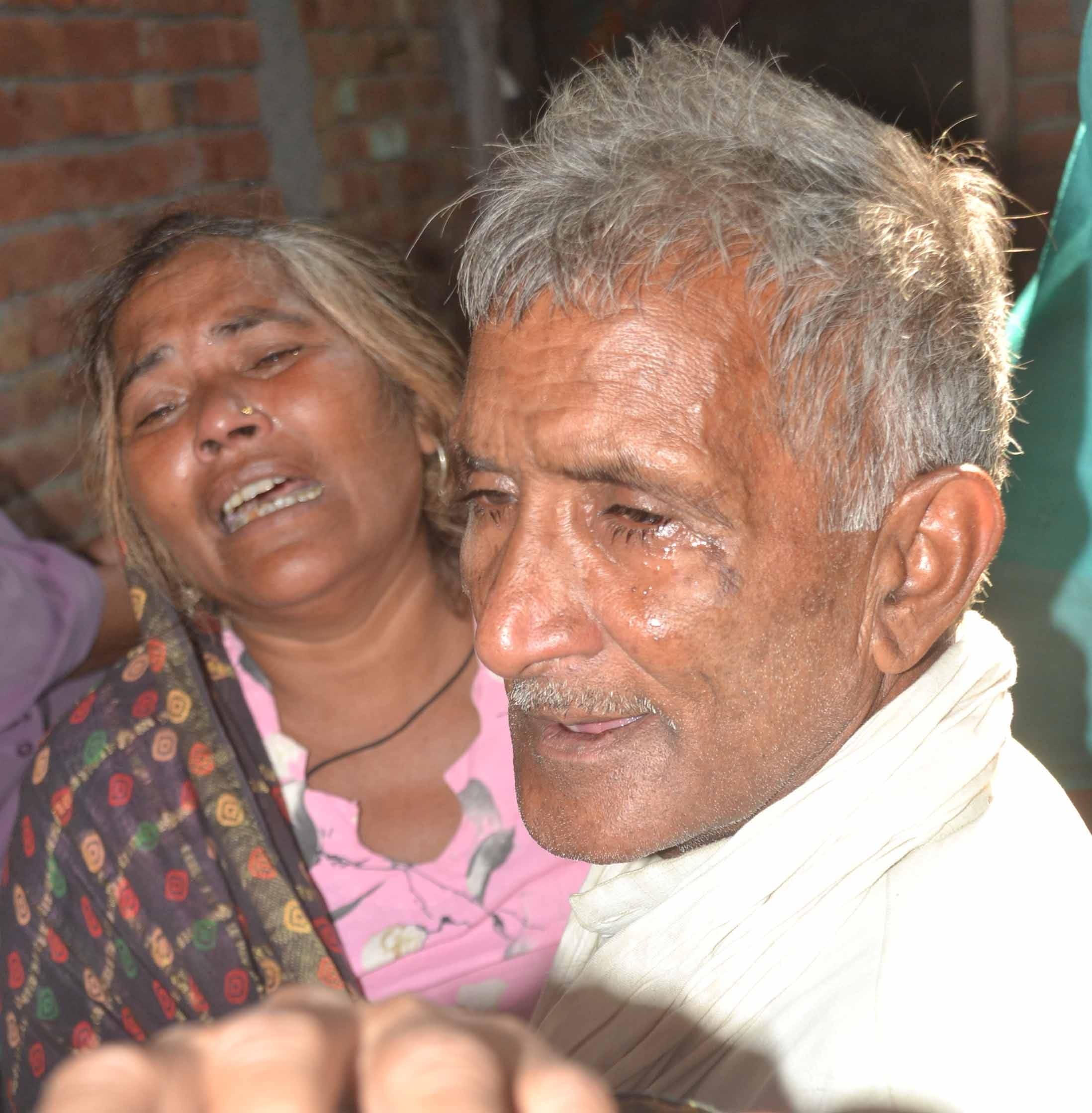 शामली : बनत में विलाप करते मृतक संजीव और शुभम के परिजन। शामली : बनत में विलाप करते मृतक संजीव और शुभम के परिजन।