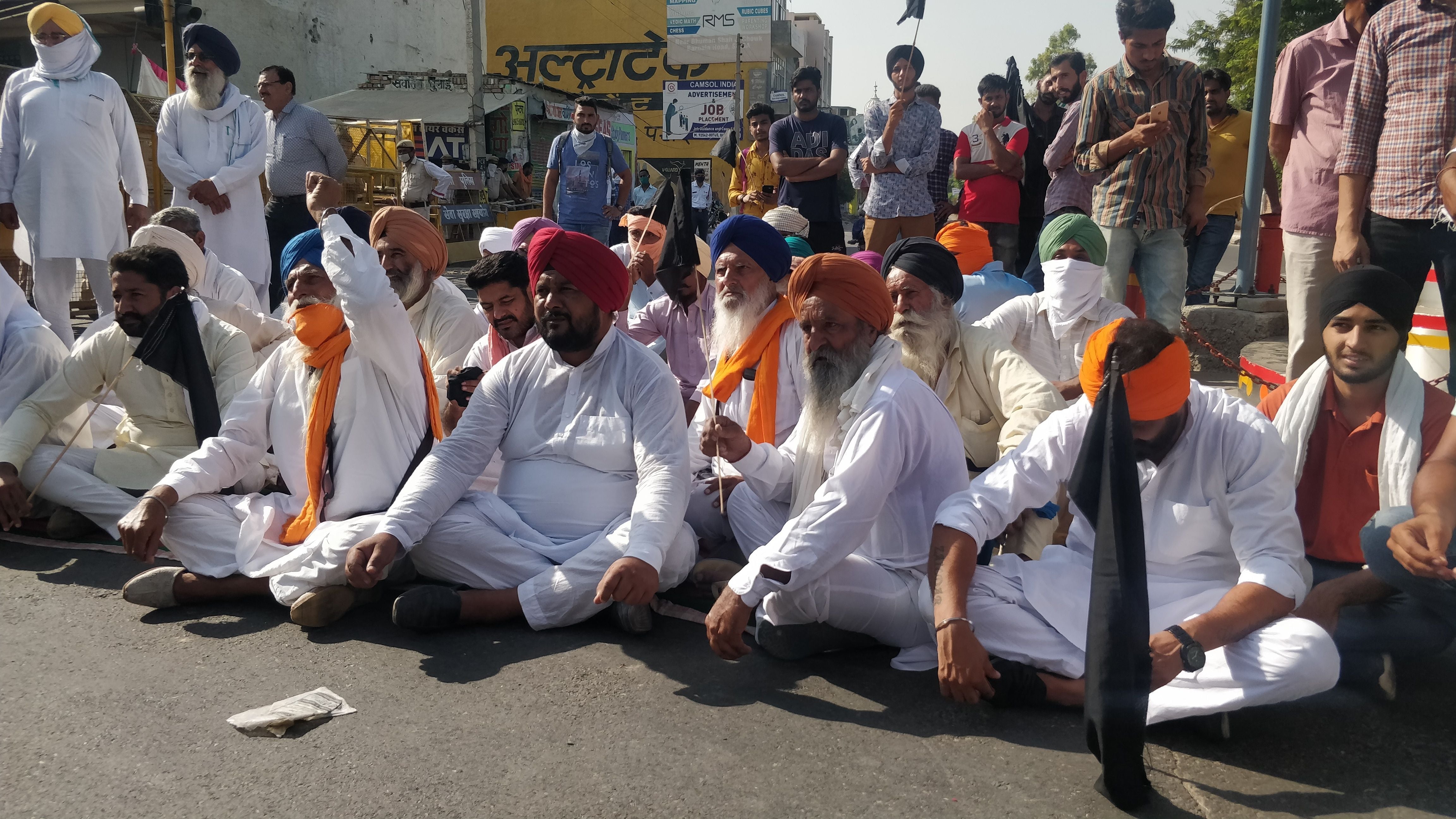 चौक पर धरना लगाए बैठे किसान। चौक पर धरना लगाए बैठे किसान।