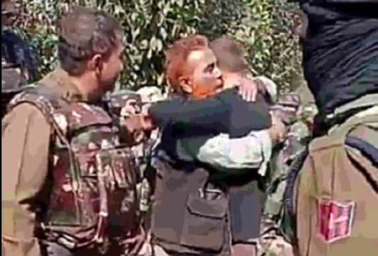 मुठभेड़ के दौरान आतंकी ने किया आत्मसमर्पण, परिवार वालों ने सुरक्षाबलों का किया धन्यवाद