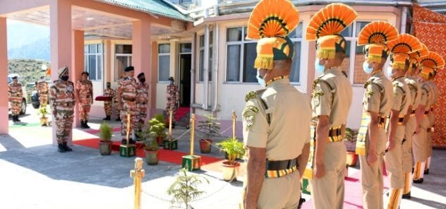 आईटीबीपी के महानिदेशक को सेना के जवानों ने गार्ड ऑफ आनर दिया।