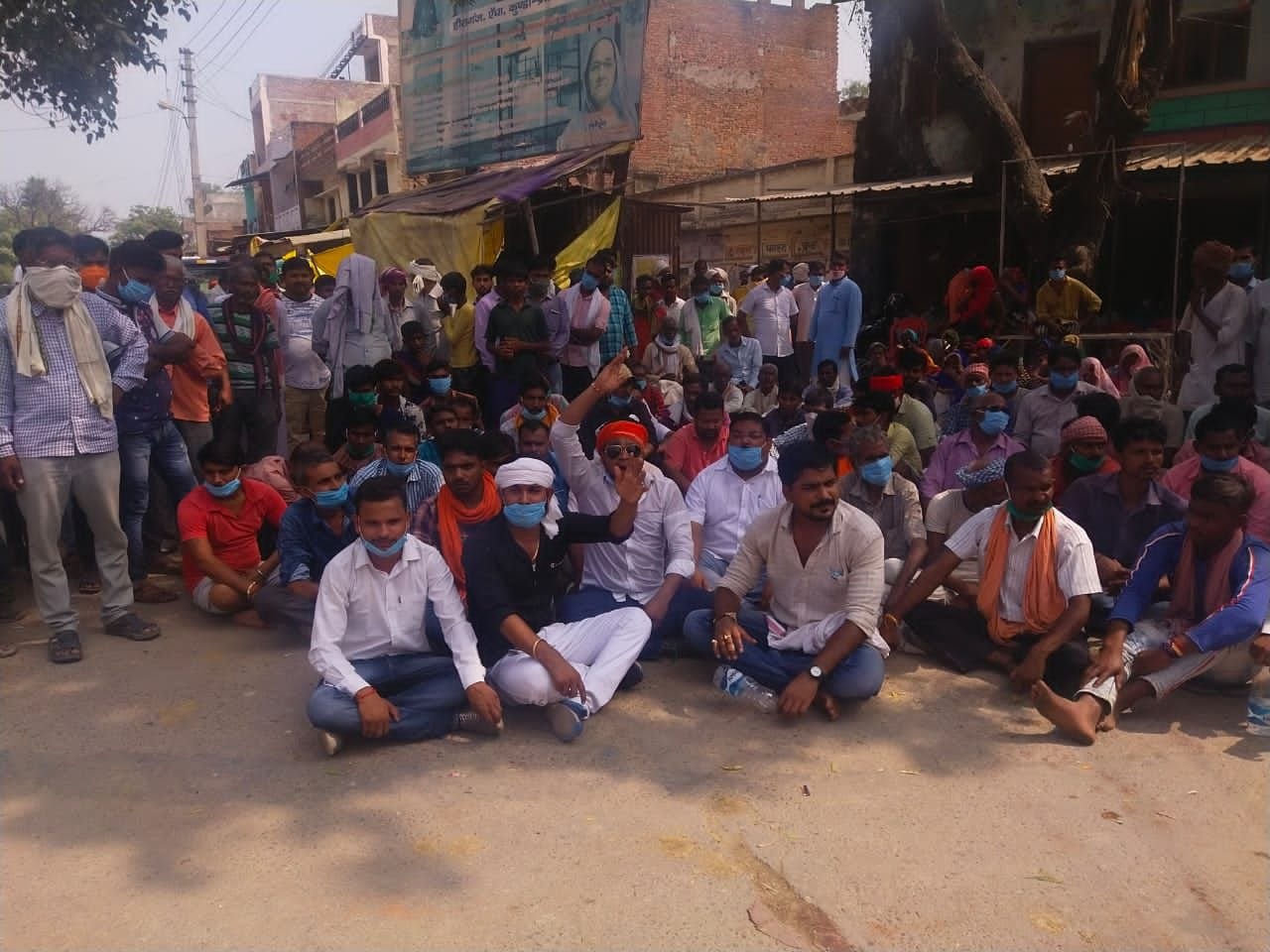 महेशगंज के हीरागंज बाजार में भाजपा नेता पर दर्ज मुकदमे के विरोध में प्रदर्शन करते भाजपाई व ग्राम?