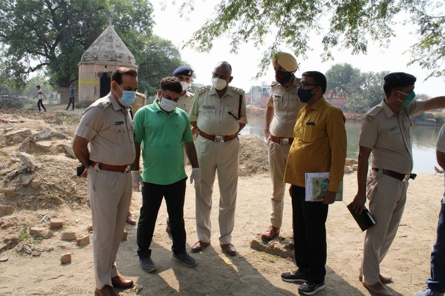 वारदात स्थल पर जांच करते एसपी बलवान सिंह राणा, डीएसपी नारायणचंद, फोरेंसिक टीम व अन्य।