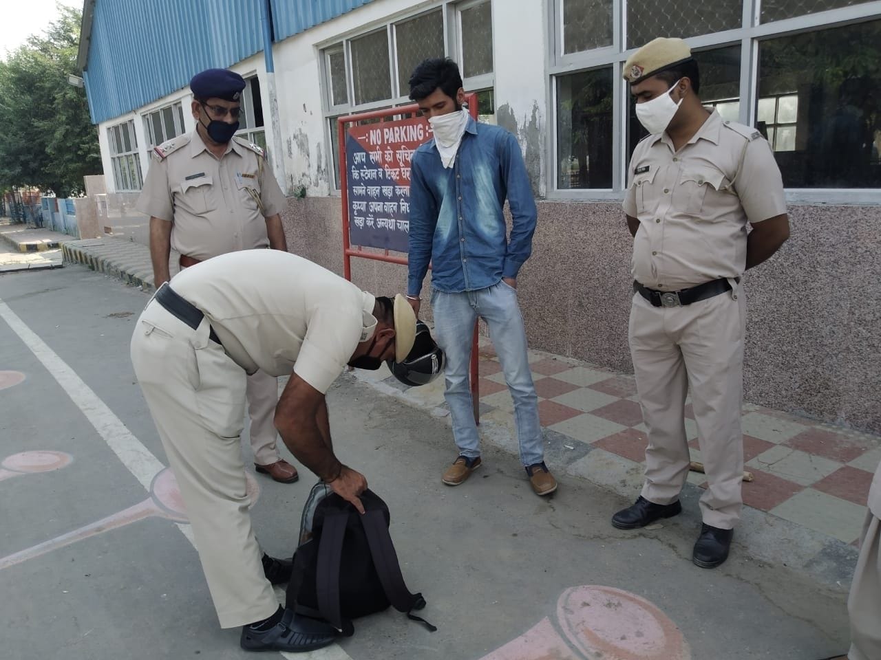  लोगों के सामान की जांच करती रेलवे पुलिस।