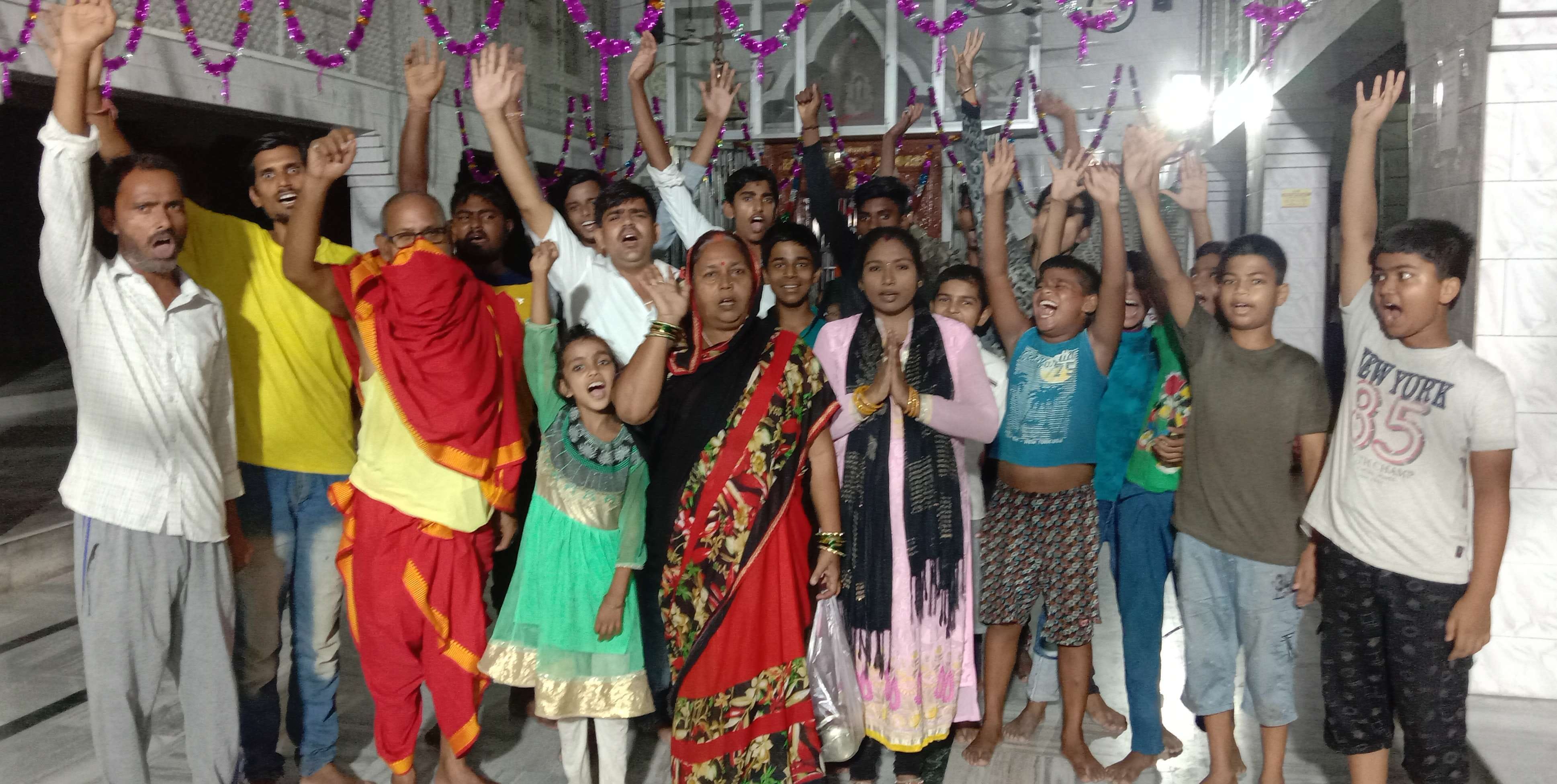नवरात्र के पहले दिन शंकरपुर स्थित शांकरी भवानी मंदिर में जयकारा लगाते श्रद्धालु। नवरात्र के पहले दिन शंकरपुर स्थित शांकरी भवानी मंदिर में जयकारा लगाते श्रद्धालु।