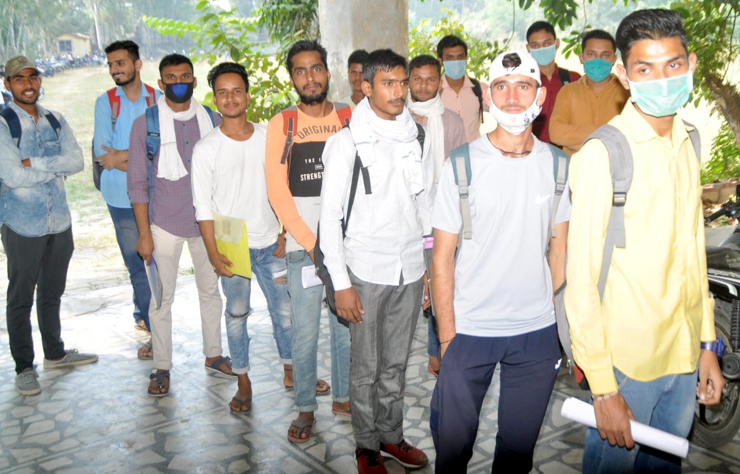 शामली वीवी डिग्री कालेज में प्रवेश के लिए लाइन में खडे़ छात्र। शामली वीवी डिग्री कालेज में प्रवेश के लिए लाइन में खडे़ छात्र।