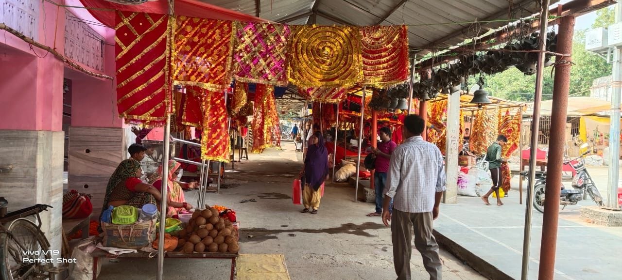 चंडिका देवी धाम में लगी नारियल चुनरी की दुकानें।