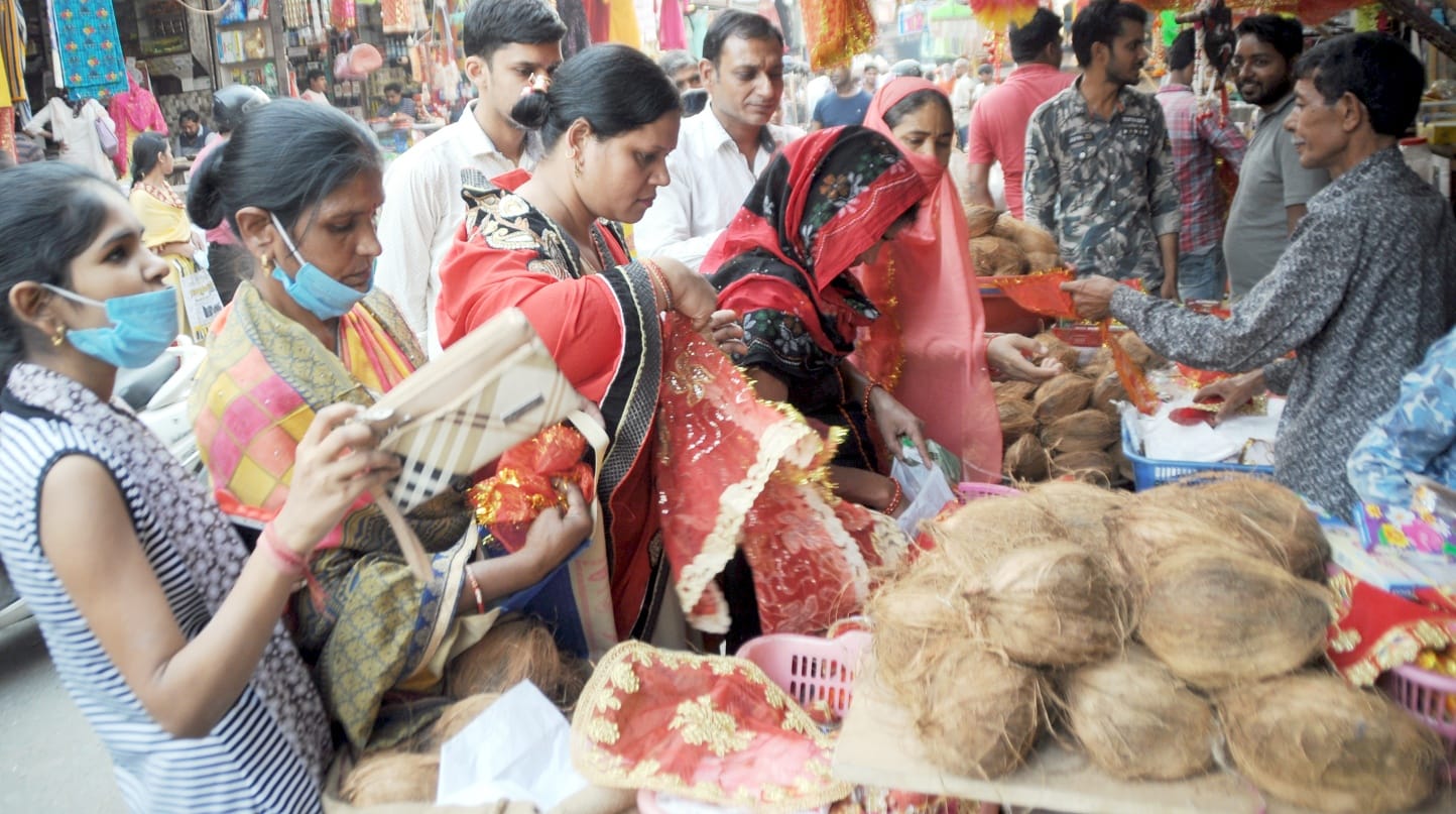 शामली नवरात्र पर पूजन सामग्री की खरीदारी करतीं महिलाएं। शामली नवरात्र पर पूजन सामग्री की खरीदारी करतीं महिलाएं।