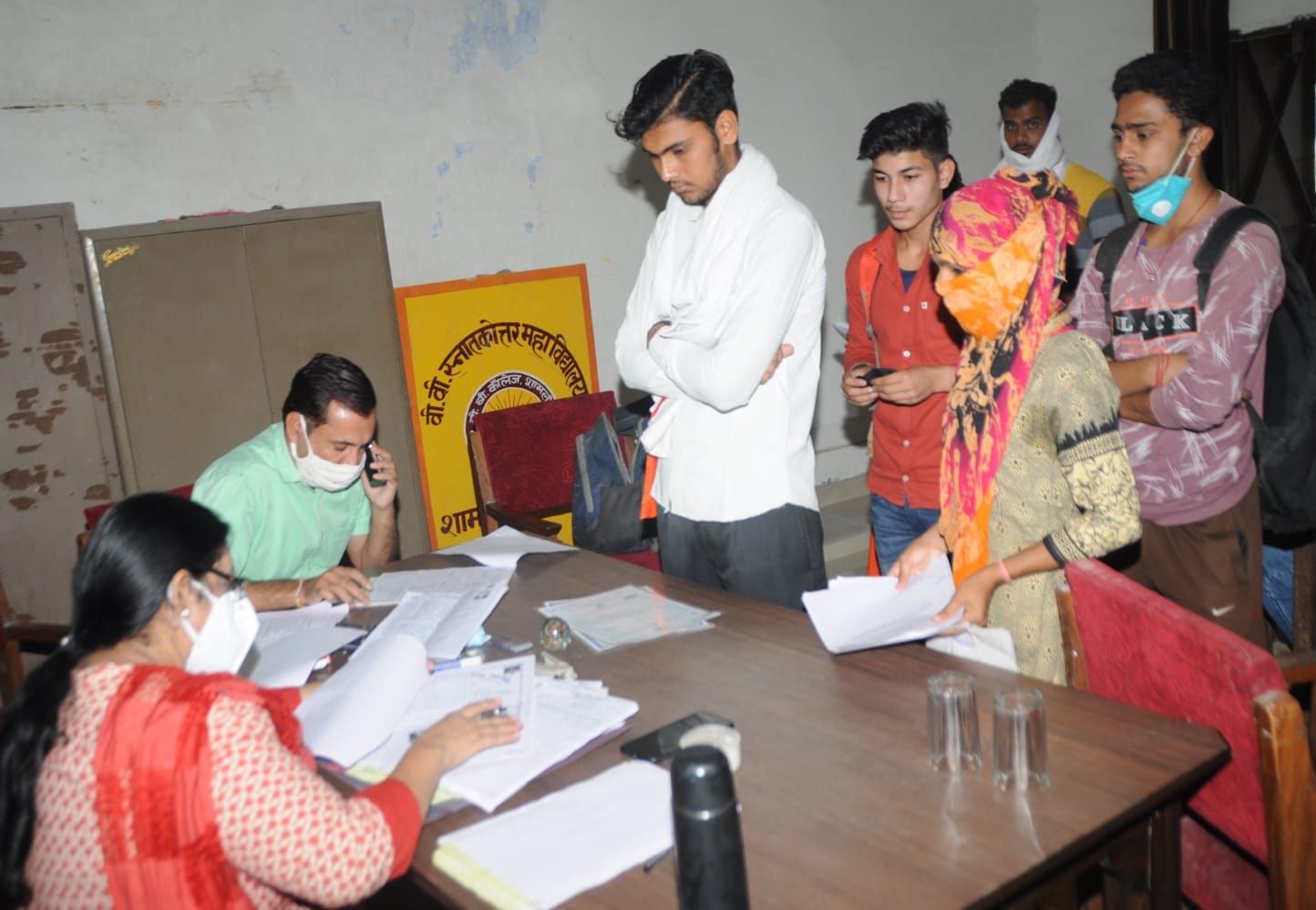 वीवी डिग्री कालेज में छात्र-छात्राओं के फार्म चेक करते शिक्षक। वीवी डिग्री कालेज में छात्र-छात्राओं के फार्म चेक करते शिक्षक।