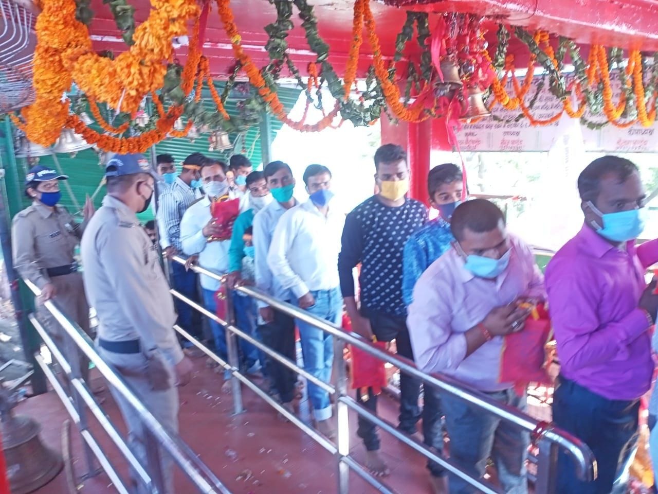मां पूर्णागिरि धाम में सुरक्षित दूरी के साथ दर्शन के लिए श्रद्यालुओं को लाइन में खड़ा कराते पुलि?
