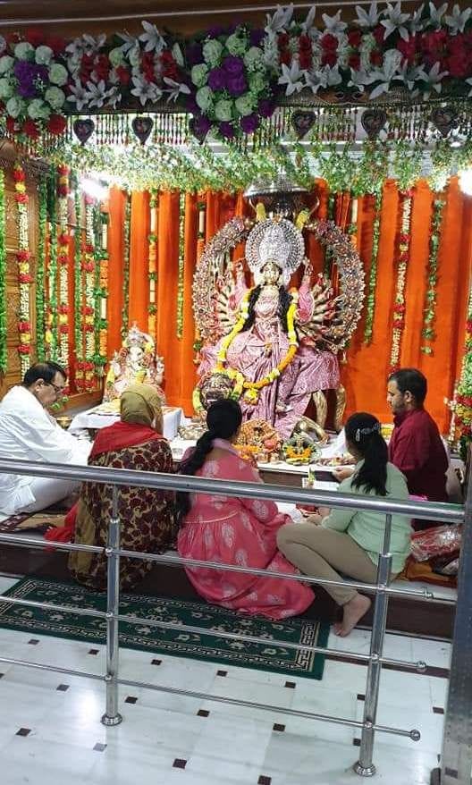  नवरात्र में पूजा अर्चना करते लोग।