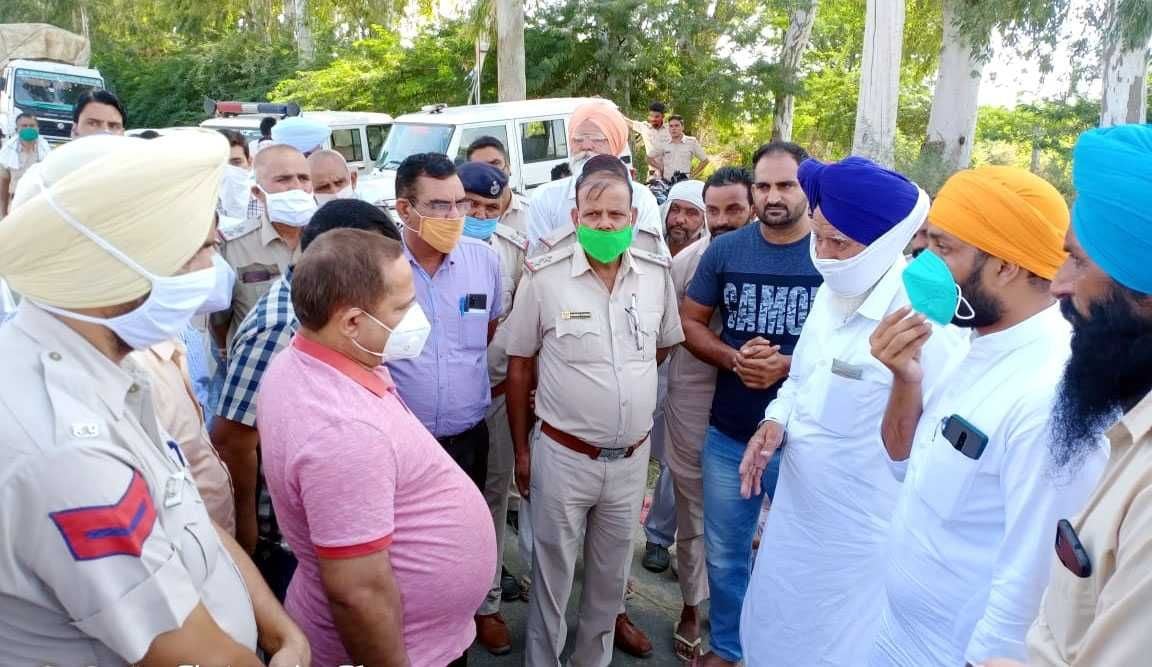 किसानों से बातचीत करते एसडीएम डबवाली व अन्य अधिकारी। किसानों से बातचीत करते एसडीएम डबवाली व अन्य अधिकारी।