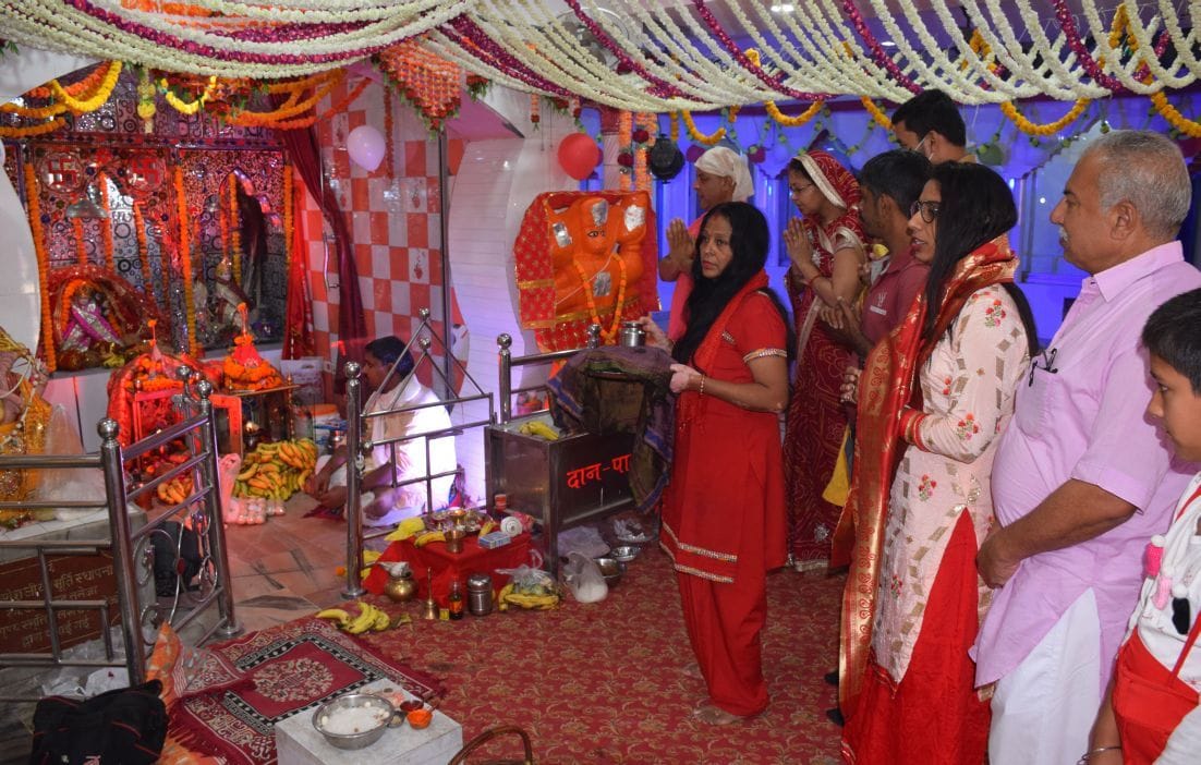 रुद्रपुर के दुर्गा मंदिर में नवरात्र के पहले दिन पूजा अर्चना करते श्रद्धालु। रुद्रपुर के दुर्गा मंदिर में नवरात्र के पहले दिन पूजा अर्चना करते श्रद्धालु।