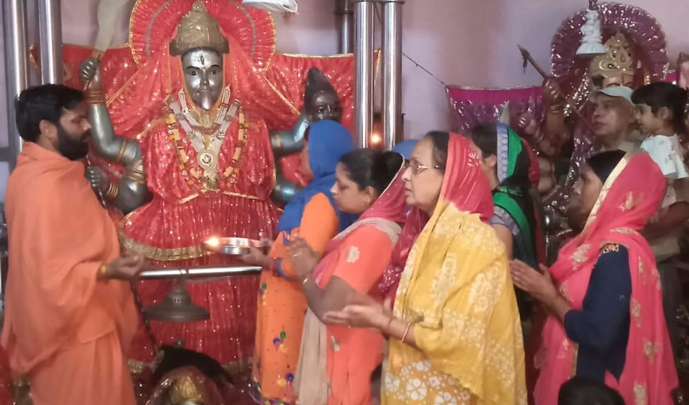 राधा विहार स्थित महाशक्ति पीठ वैष्णवी महाकाली मंदिर में पूजा अर्चना करते स्वामी कालेंद्रानंद म? राधा विहार स्थित महाशक्ति पीठ वैष्णवी महाकाली मंदिर में पूजा अर्चना करते स्वामी कालेंद्रानंद म?
