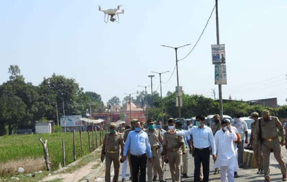 ड्रोन कैमरे से मंदिर की सुरक्षा का जायजा लेते अधिकारी ड्रोन कैमरे से मंदिर की सुरक्षा का जायजा लेते अधिकारी