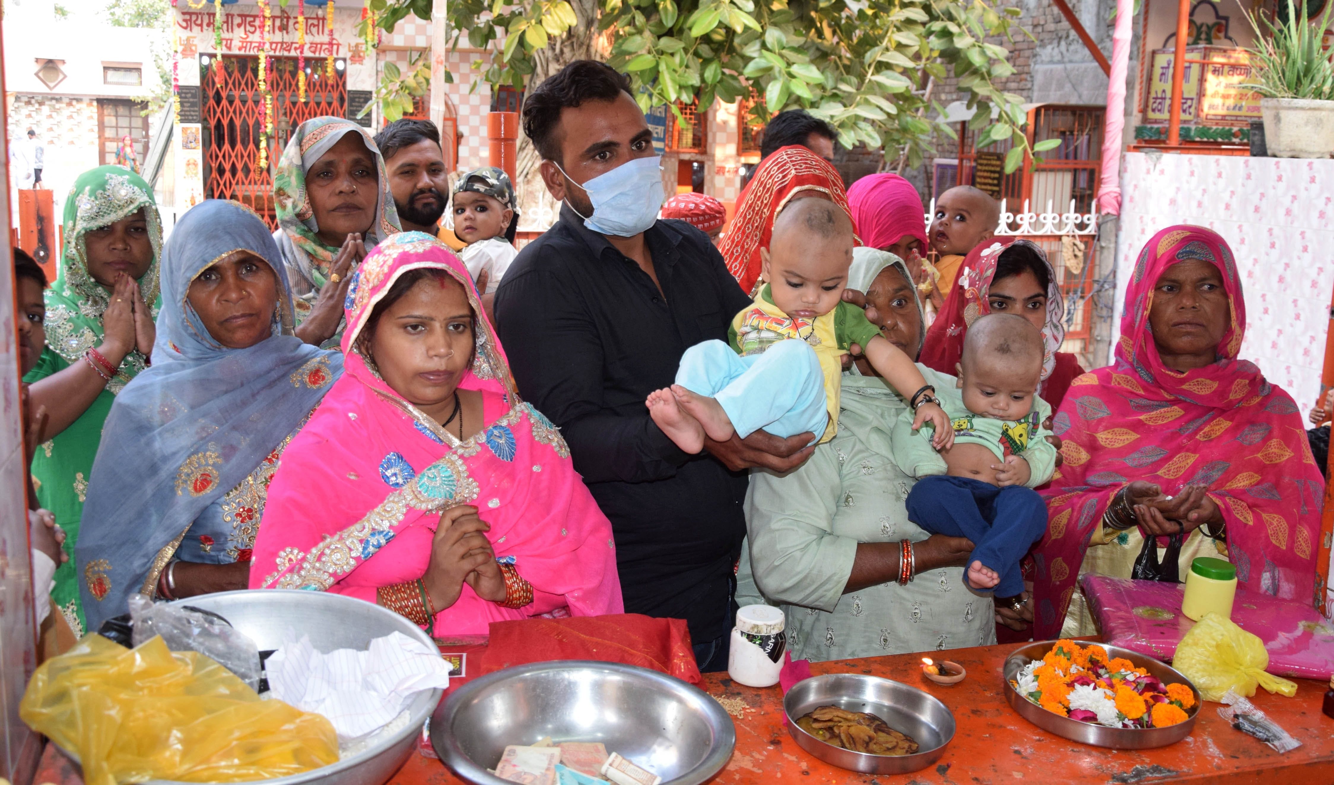 शारदीय नवरात्र के प्रथम दिन शीतला माता मंदिर में बच्चों सहित दर्शन पूजन करने बिना मास्क पहुंचे श? शारदीय नवरात्र के प्रथम दिन शीतला माता मंदिर में बच्चों सहित दर्शन पूजन करने बिना मास्क पहुंचे श?