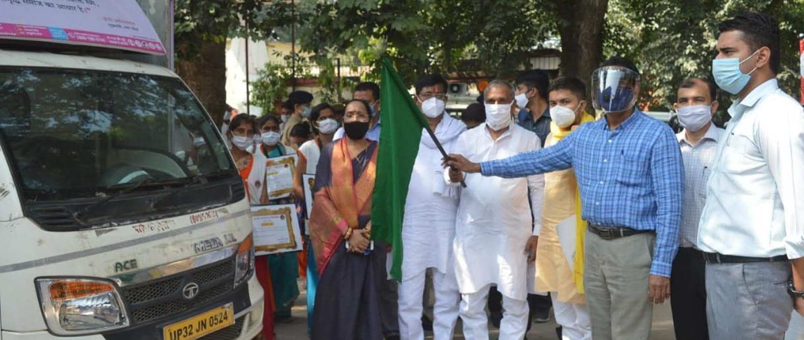 मिशन श क्ति यात्रा को झंडी दिखाकर रवाना करते राज्य मंत्री लाखन सिंह राजपूत। साथ में डीएम आनंद कुम मिशन श क्ति यात्रा को झंडी दिखाकर रवाना करते राज्य मंत्री लाखन सिंह राजपूत। साथ में डीएम आनंद कुम