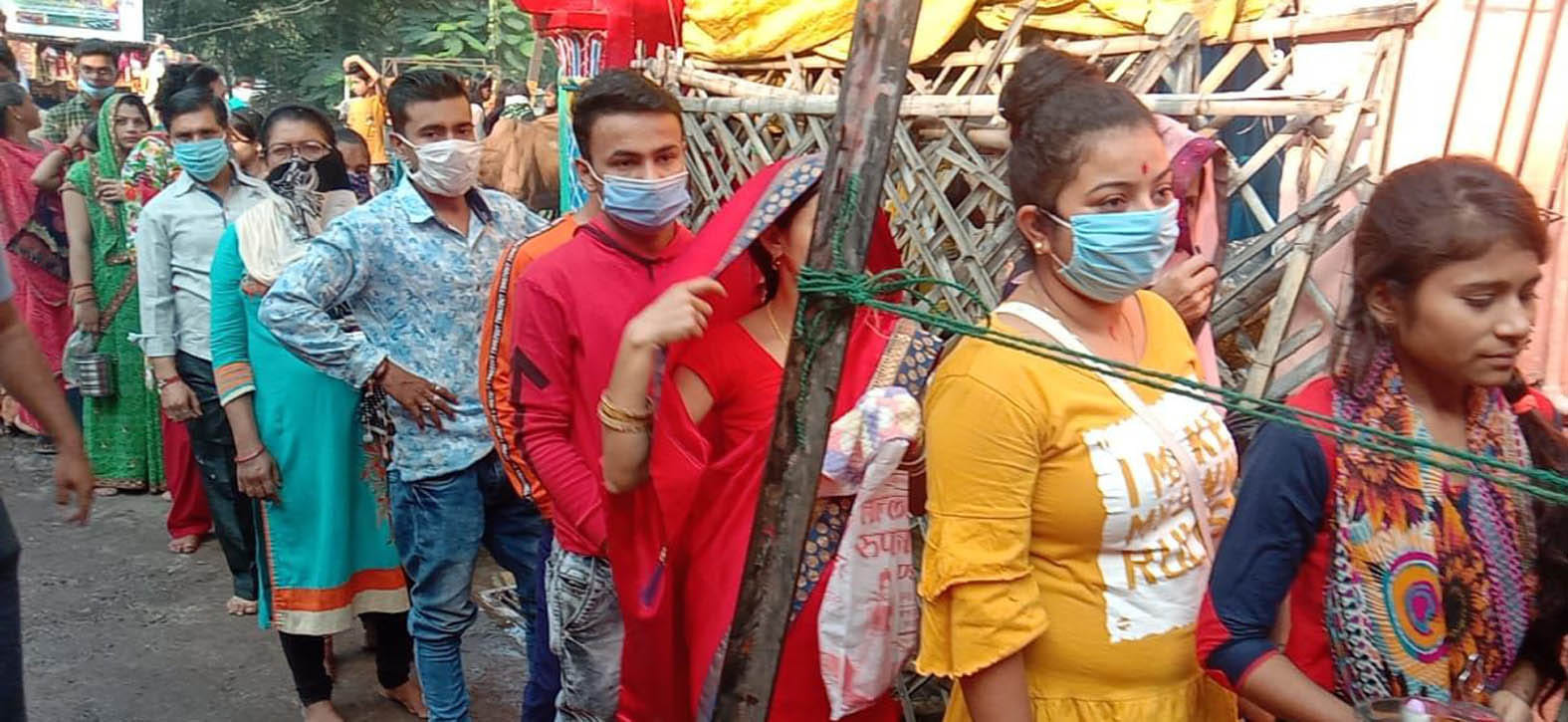 शहर की काली देवी मंदिर में लाइन में लगे श्रद्धालु। शहर की काली देवी मंदिर में लाइन में लगे श्रद्धालु।
