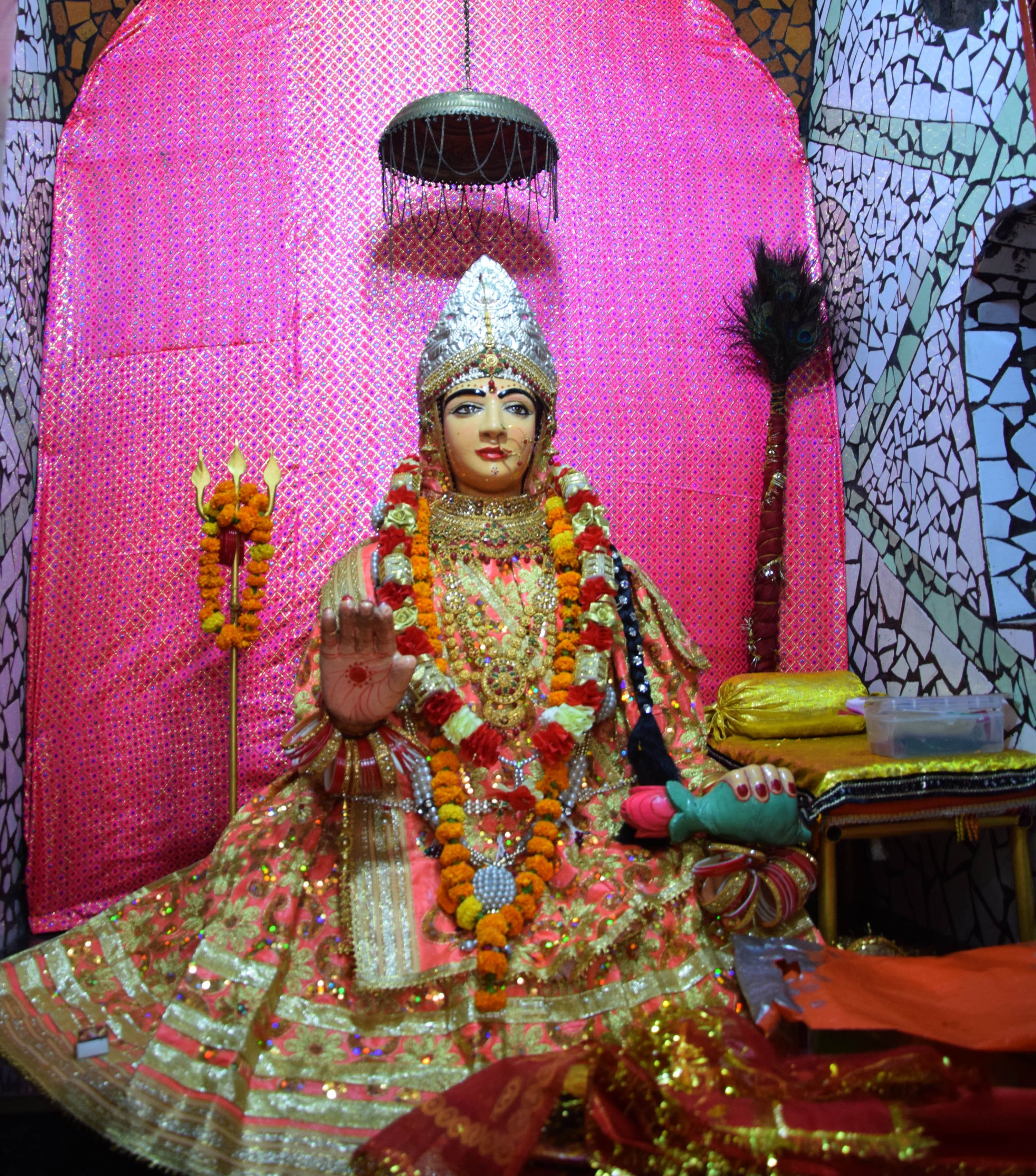 शीतला माता की मूर्ति। शीतला माता की मूर्ति।