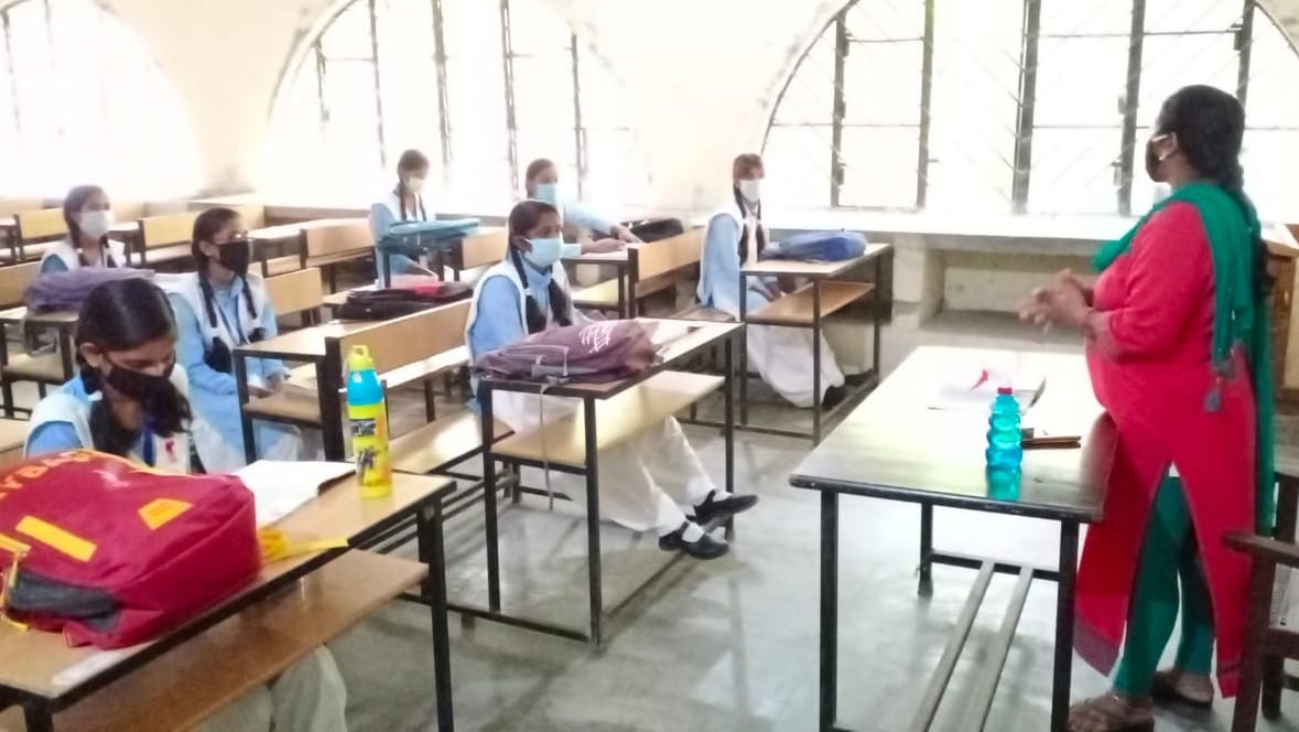 जीजीआईसी अतरौलिया में पढ़ाती अध्यापिका।