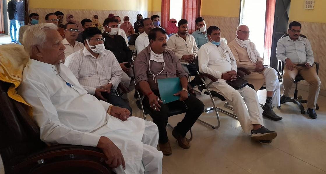 नकुड़ ब्लॉक सभागार में आयोजित बैठक में मौजूद ग्राम प्रधान व अन्य नकुड़ ब्लॉक सभागार में आयोजित बैठक में मौजूद ग्राम प्रधान व अन्य