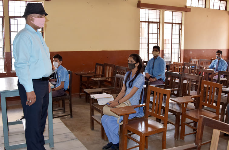 सैंट मेरी एकेडमी स्कूल में लॉकडाउन के बाद पहुंचे छात्र छात्राएं सैंट मेरी एकेडमी स्कूल में लॉकडाउन के बाद पहुंचे छात्र छात्राएं