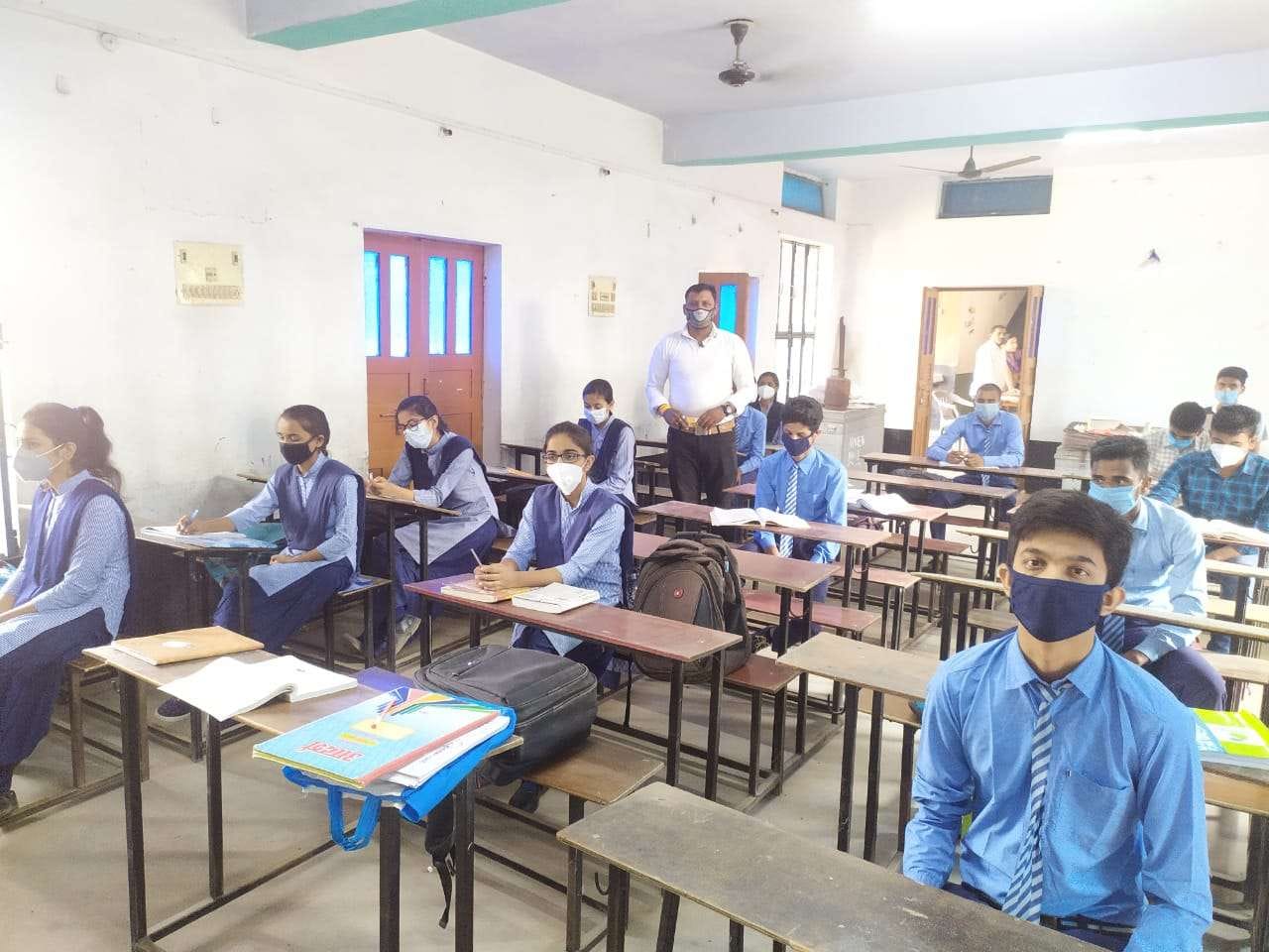 ञान कुंज सीनियर सेकेंडरी स्कूल बंशी बाजार में सोशल डिस्टेंसिंग का पालन करते हुए कक्षा में बैठे व? ञान कुंज सीनियर सेकेंडरी स्कूल बंशी बाजार में सोशल डिस्टेंसिंग का पालन करते हुए कक्षा में बैठे व?
