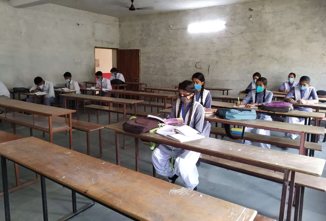 रेवती क्षेत्र के मन:स्थली एजुकेशन सेंटर में सोशल डिस्टेंसिंग का पालन करते हुए कक्षा में पढ़ाई कर? रेवती क्षेत्र के मन:स्थली एजुकेशन सेंटर में सोशल डिस्टेंसिंग का पालन करते हुए कक्षा में पढ़ाई कर?