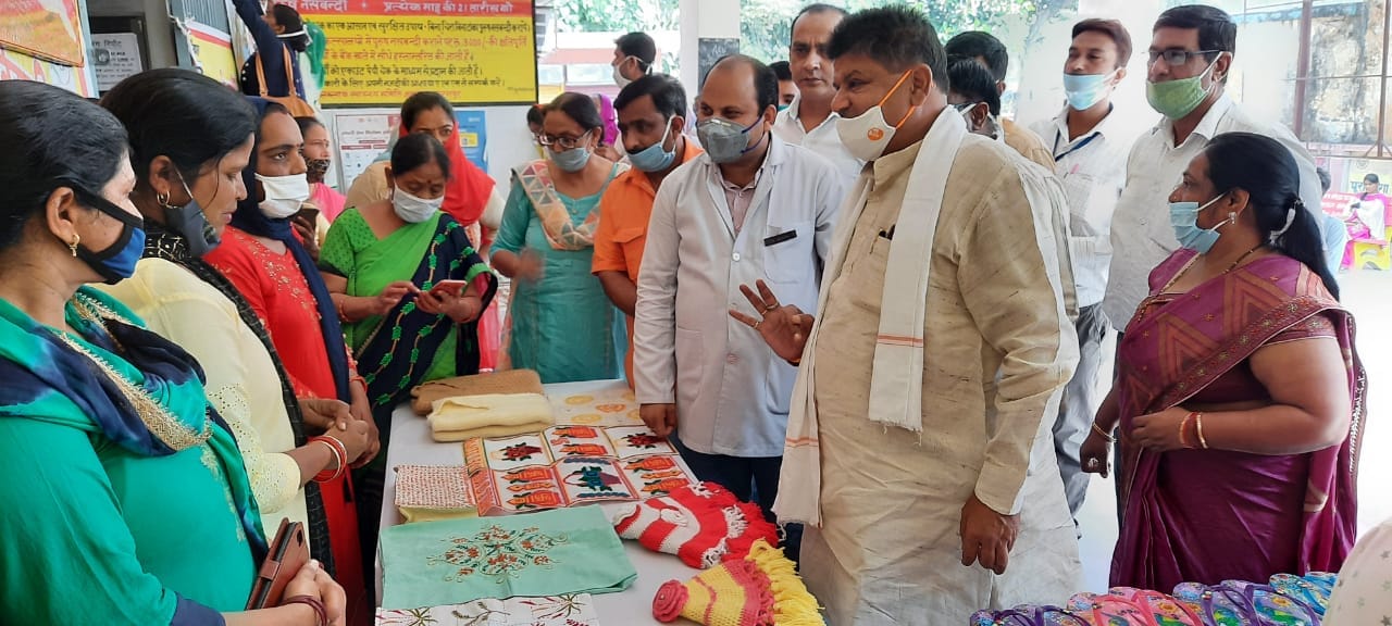 नागल के मिशन शक्ति मेले का अवलोकन करते अतिथि नागल के मिशन शक्ति मेले का अवलोकन करते अतिथि