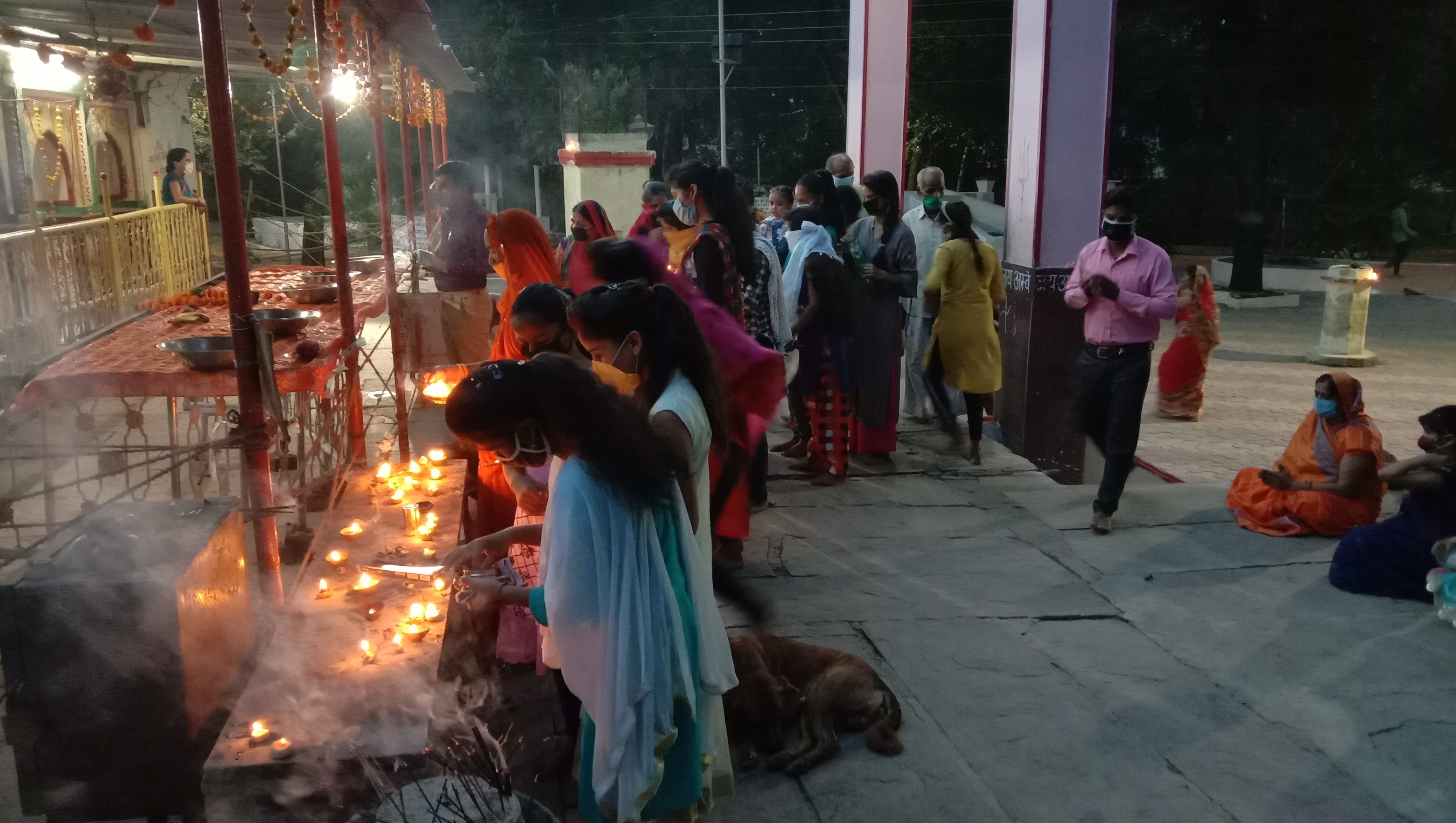 मॉं ललितेश्वरी मंदिर में दीप जला कर आरती करती महिलाएं व युवती मॉं ललितेश्वरी मंदिर में दीप जला कर आरती करती महिलाएं व युवती