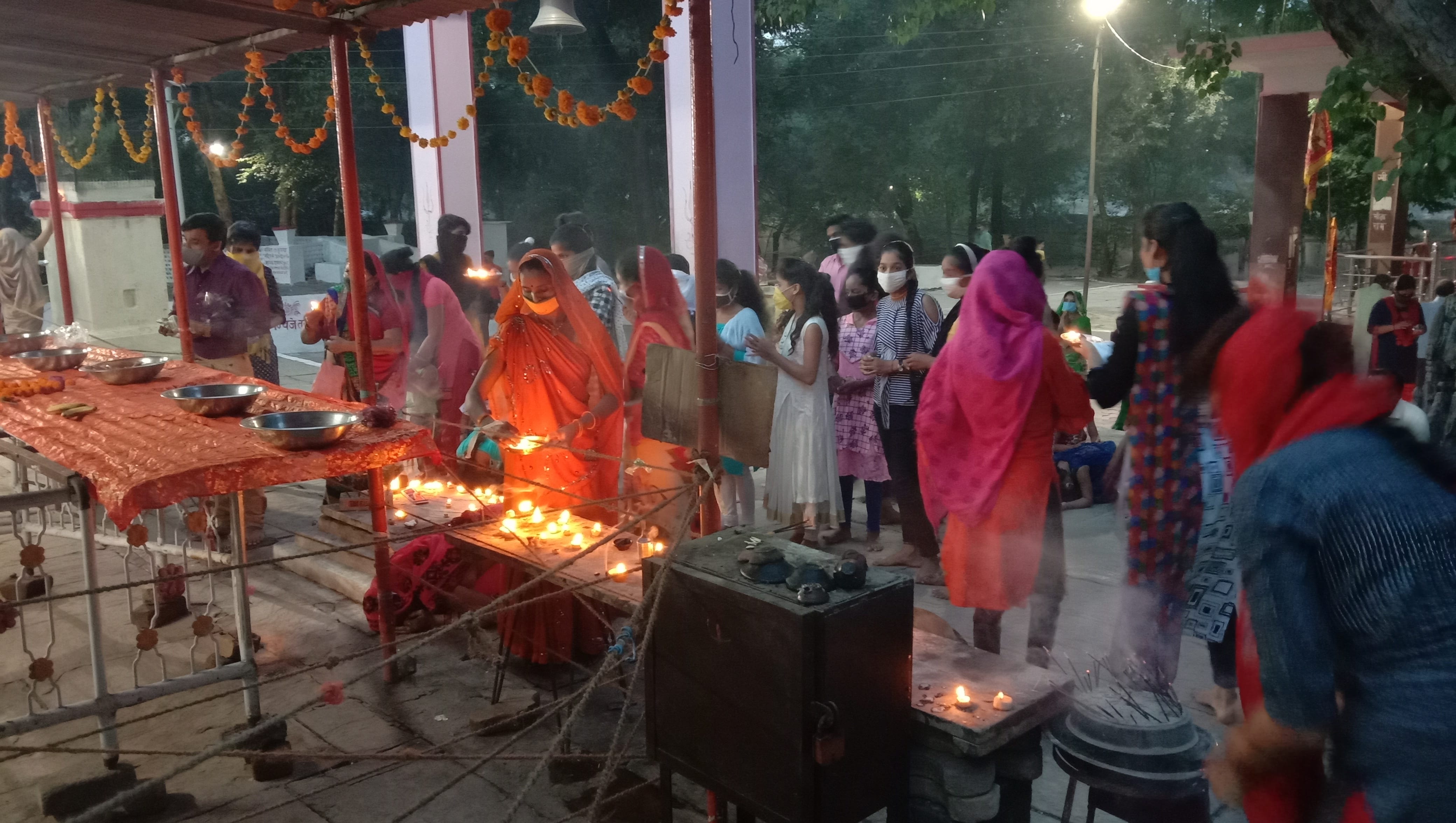 मॉं ललितेश्वरी मंदिर में दीप जलाती महिलाएं मॉं ललितेश्वरी मंदिर में दीप जलाती महिलाएं