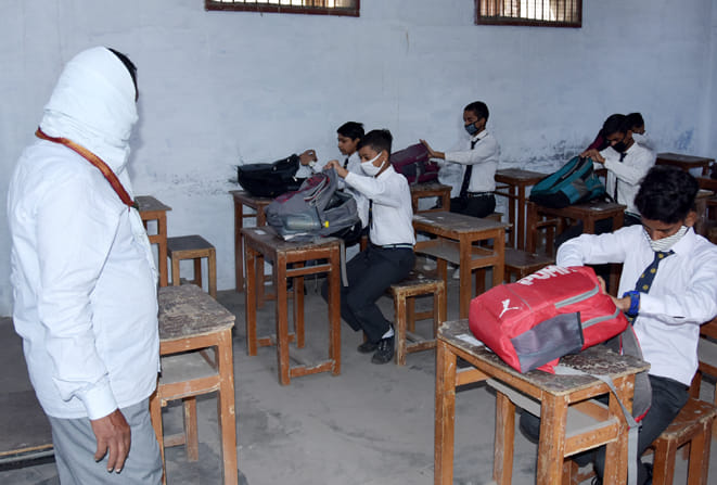 सहारनपुर में लॉकडाउन के बाद एसएएम इंटर कॉलेज खुलने पर पहुंचे छात्रो की थर्मेल स्क्रीनिंग के बाद ? सहारनपुर में लॉकडाउन के बाद एसएएम इंटर कॉलेज खुलने पर पहुंचे छात्रो की थर्मेल स्क्रीनिंग के बाद ?