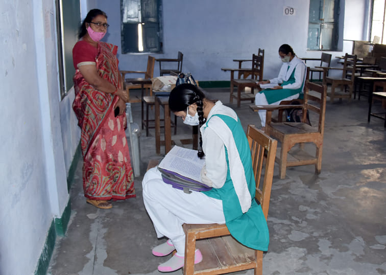 लॉकडाउन के बाद गुरू नानक गर्ल्स पहुंची छात्राओं को शिक्षा देते शिक्षिका लॉकडाउन के बाद गुरू नानक गर्ल्स पहुंची छात्राओं को शिक्षा देते शिक्षिका